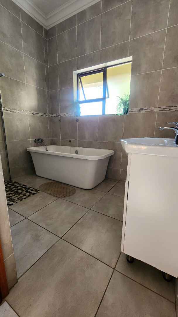 5 Bedroom Property for Sale in Ninapark Gauteng