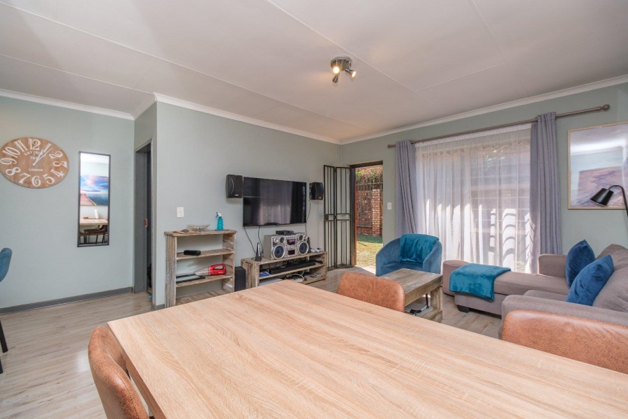 2 Bedroom Property for Sale in Die Hoewes Gauteng
