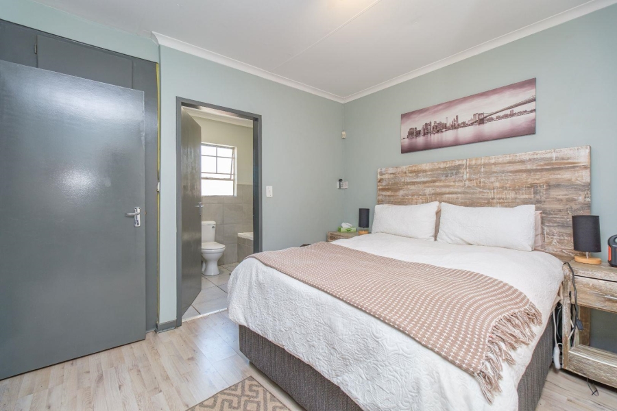 2 Bedroom Property for Sale in Die Hoewes Gauteng