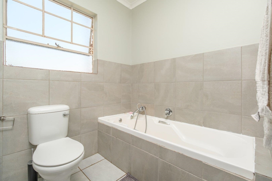 2 Bedroom Property for Sale in Die Hoewes Gauteng