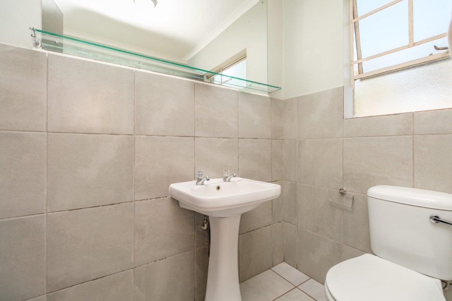 2 Bedroom Property for Sale in Die Hoewes Gauteng