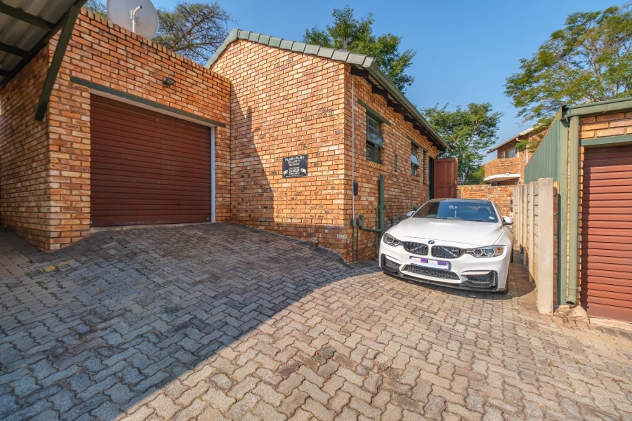 2 Bedroom Property for Sale in Die Hoewes Gauteng