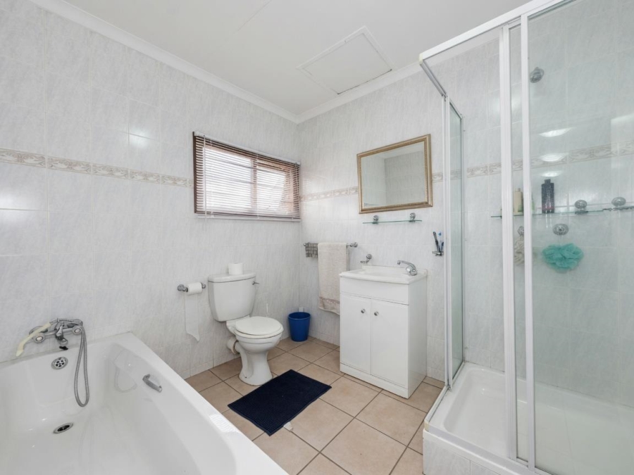 5 Bedroom Property for Sale in Morningside Manor Gauteng