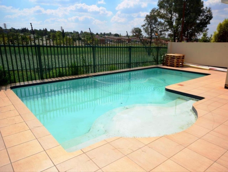 2 Bedroom Property for Sale in Noordwyk Gauteng