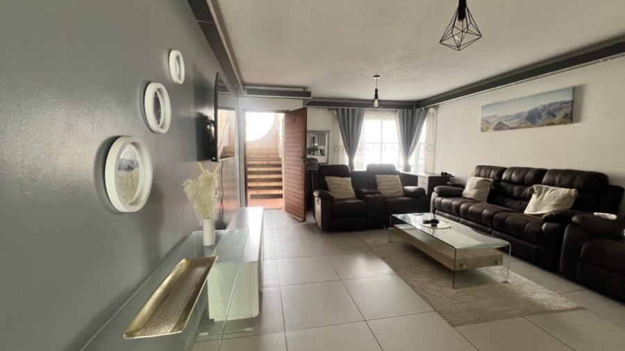 To Let 2 Bedroom Property for Rent in Ridgeway Gauteng