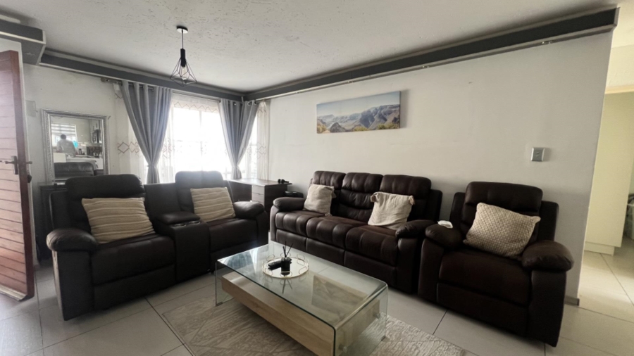 To Let 2 Bedroom Property for Rent in Ridgeway Gauteng