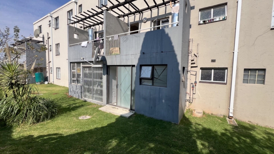 To Let 2 Bedroom Property for Rent in Ridgeway Gauteng