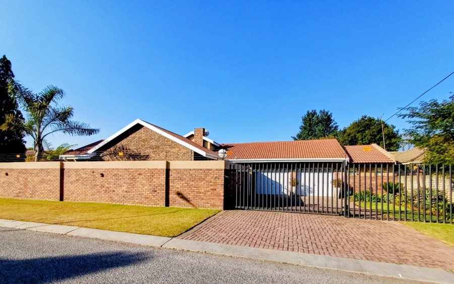 2 Bedroom Property for Sale in Lakefield Gauteng