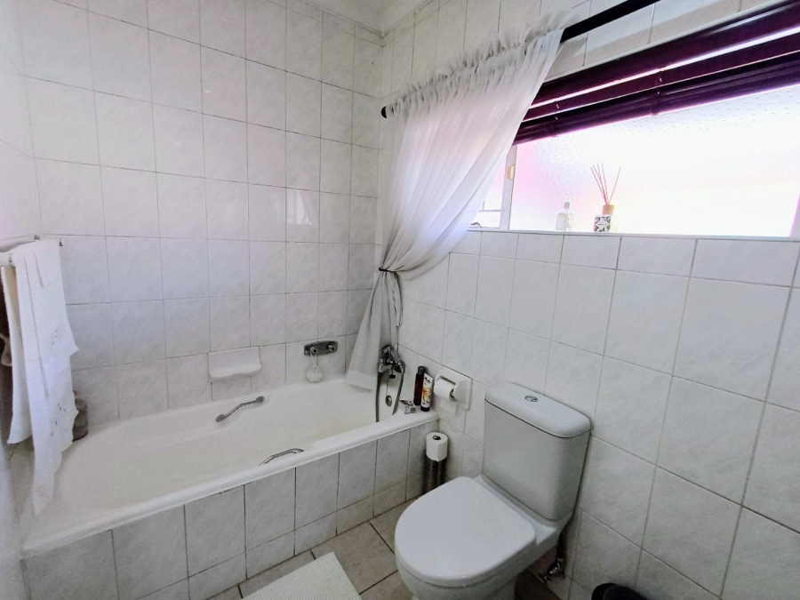 2 Bedroom Property for Sale in Lakefield Gauteng