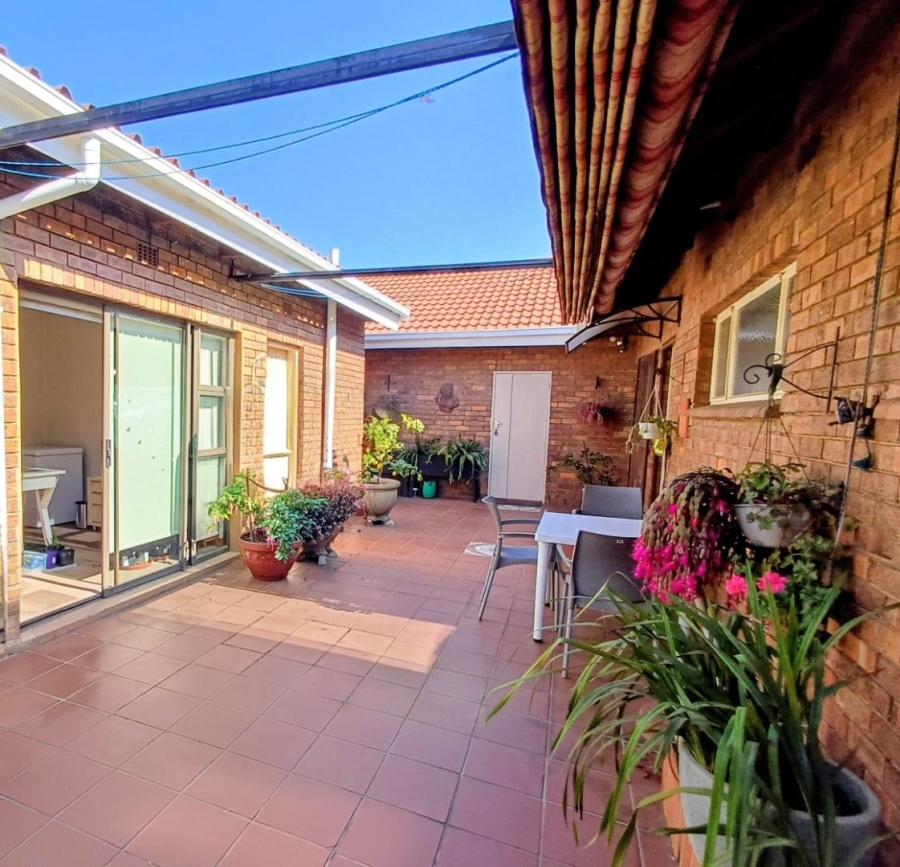 2 Bedroom Property for Sale in Lakefield Gauteng