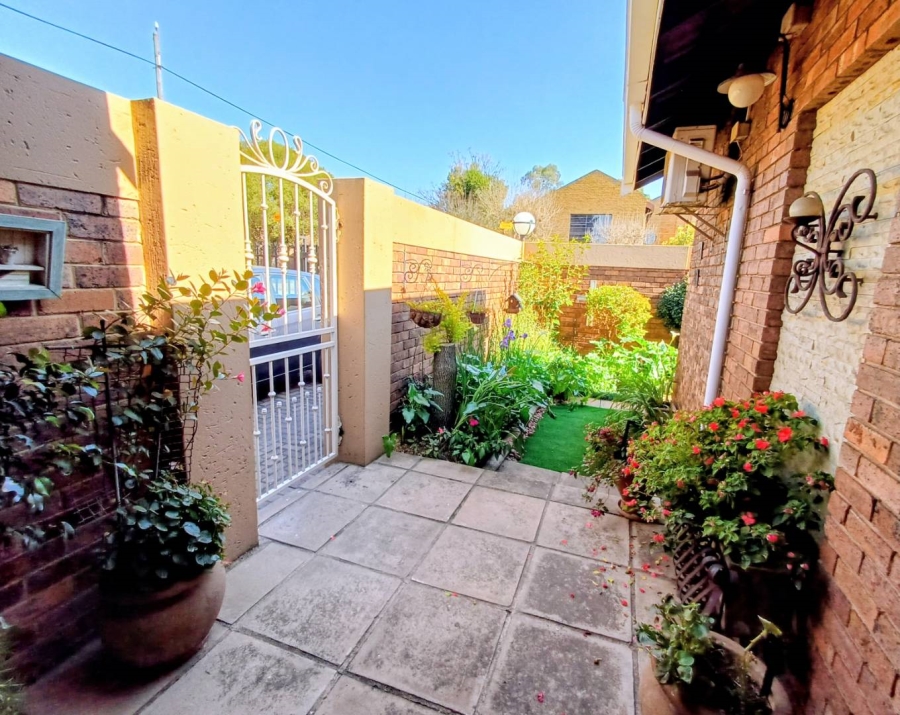 2 Bedroom Property for Sale in Lakefield Gauteng