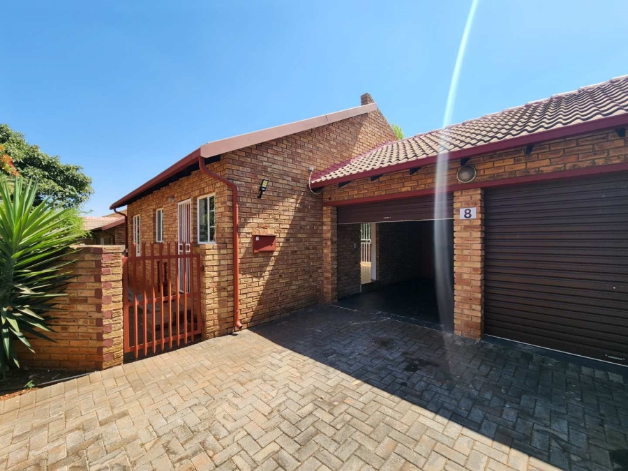 To Let 2 Bedroom Property for Rent in Weltevreden Park Gauteng