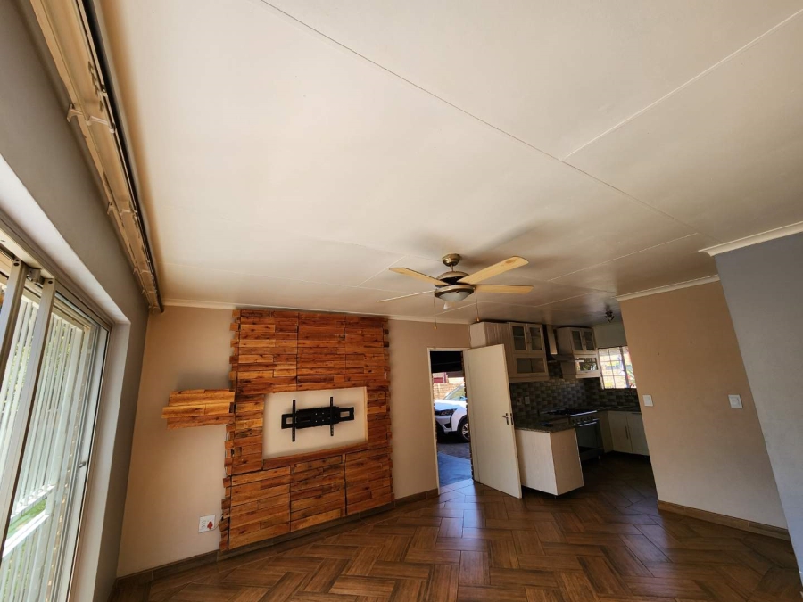 To Let 2 Bedroom Property for Rent in Weltevreden Park Gauteng