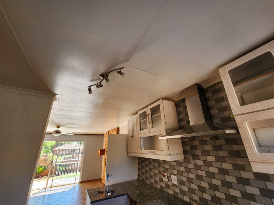 To Let 2 Bedroom Property for Rent in Weltevreden Park Gauteng