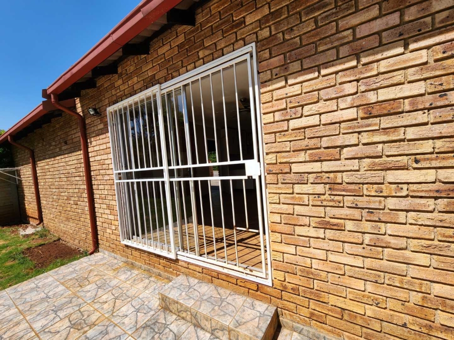 To Let 2 Bedroom Property for Rent in Weltevreden Park Gauteng