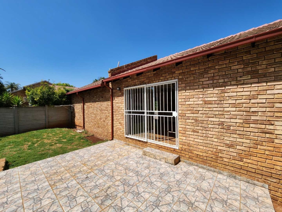 To Let 2 Bedroom Property for Rent in Weltevreden Park Gauteng
