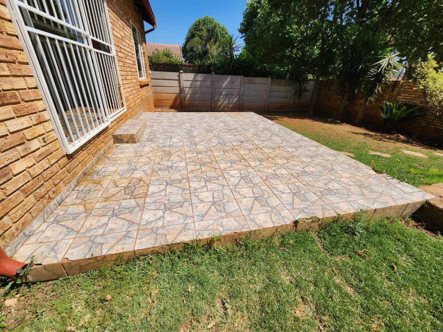 To Let 2 Bedroom Property for Rent in Weltevreden Park Gauteng