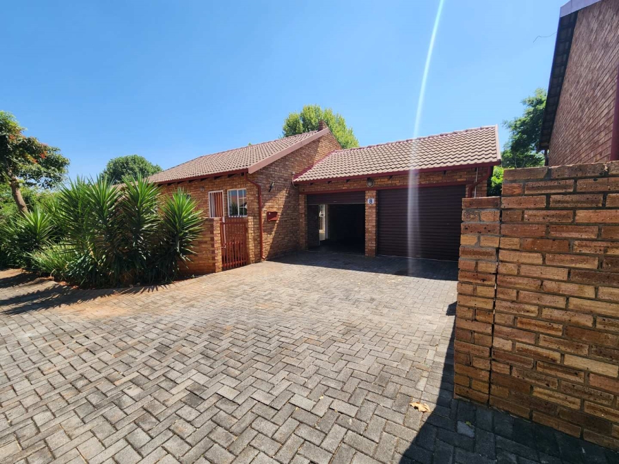 To Let 2 Bedroom Property for Rent in Weltevreden Park Gauteng