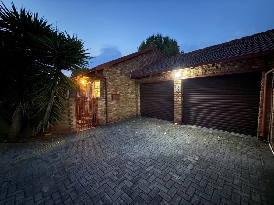 To Let 2 Bedroom Property for Rent in Weltevreden Park Gauteng