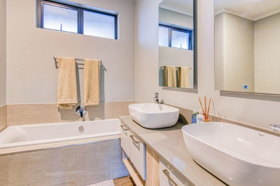 To Let 2 Bedroom Property for Rent in Rosebank Gauteng