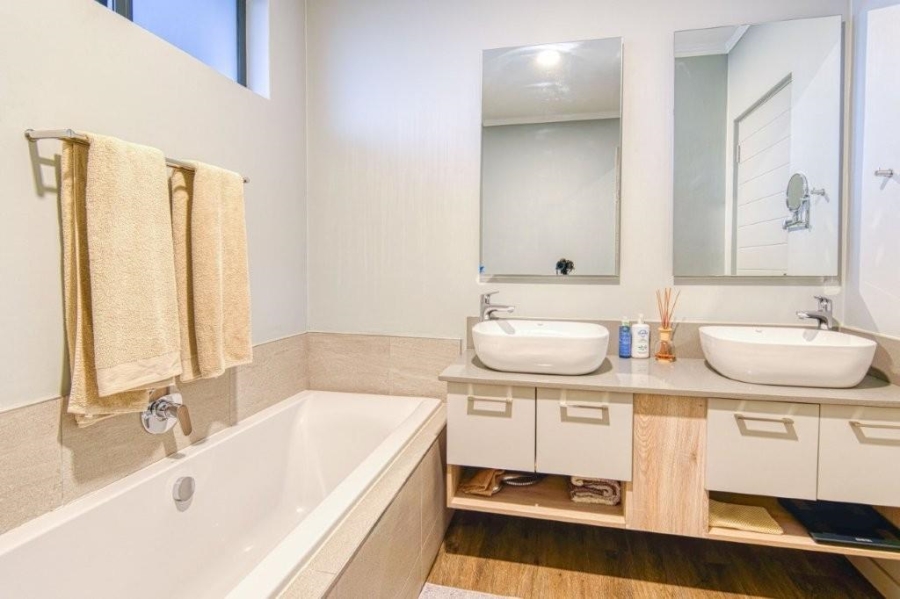 To Let 2 Bedroom Property for Rent in Rosebank Gauteng