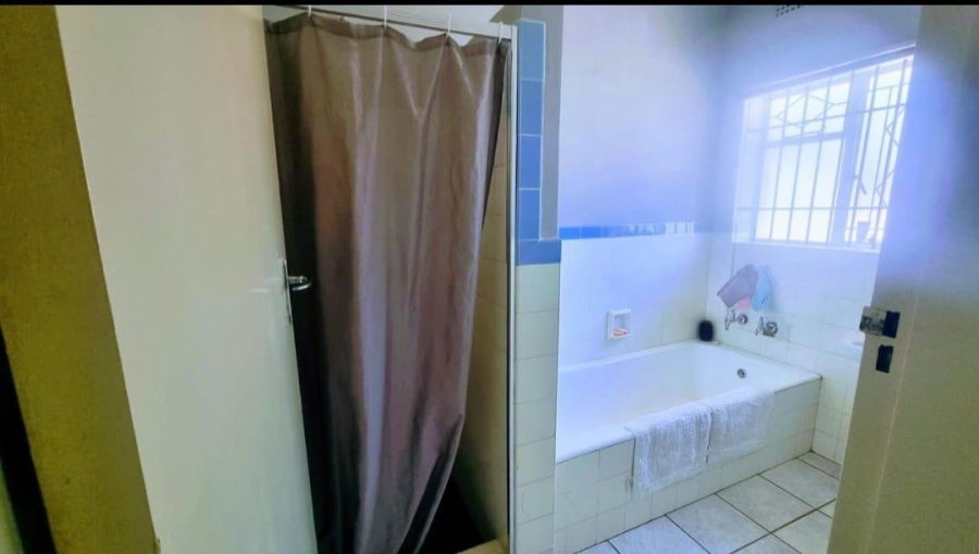 3 Bedroom Property for Sale in Linmeyer Gauteng