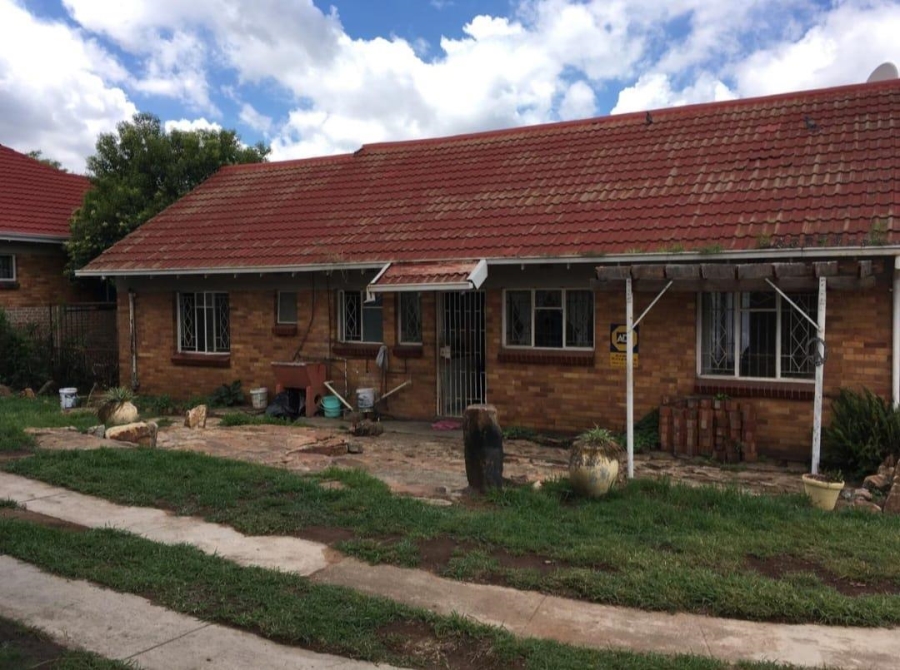 3 Bedroom Property for Sale in Linmeyer Gauteng