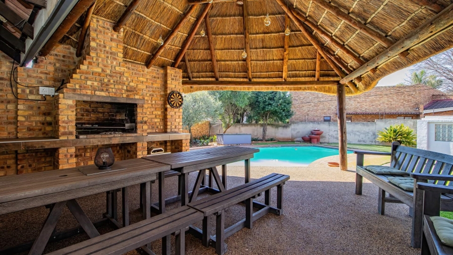 5 Bedroom Property for Sale in Glen Marais Gauteng