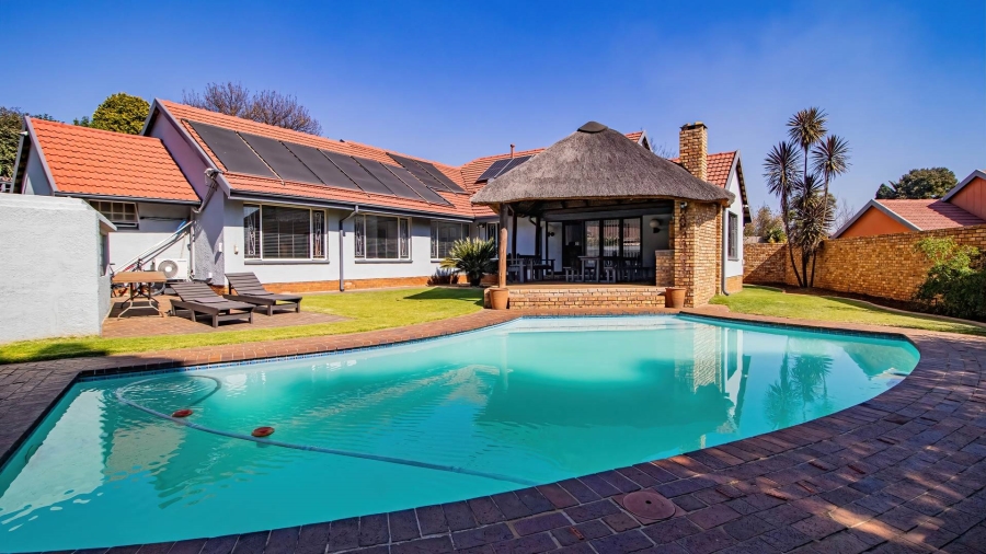 5 Bedroom Property for Sale in Glen Marais Gauteng