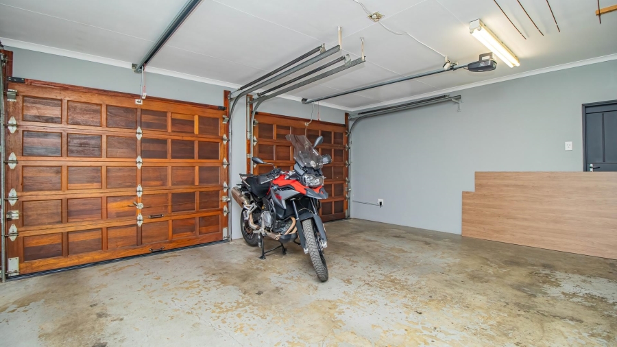 5 Bedroom Property for Sale in Glen Marais Gauteng