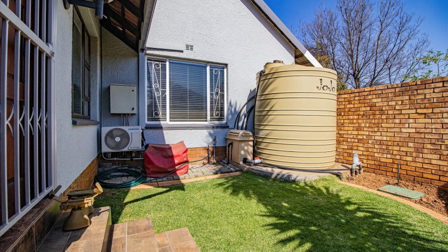 5 Bedroom Property for Sale in Glen Marais Gauteng
