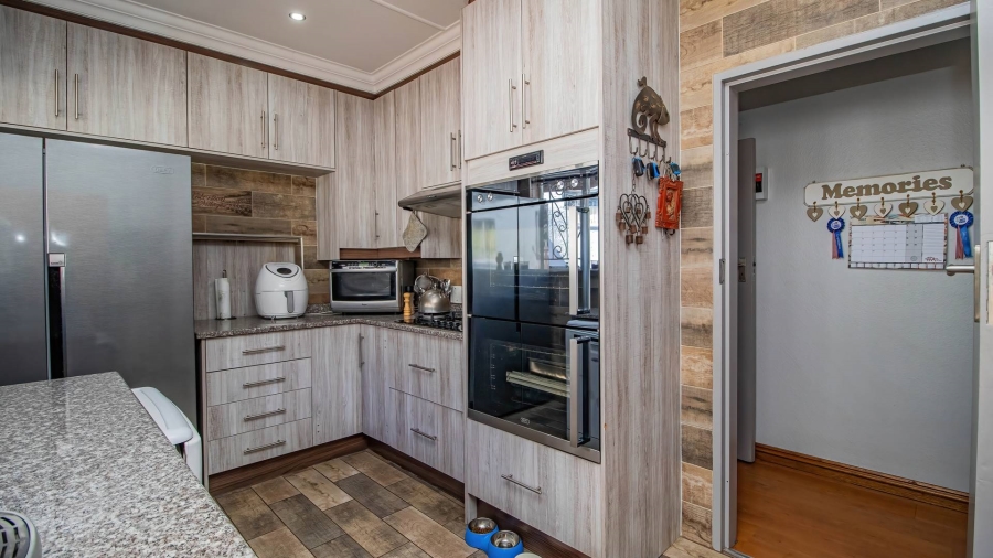 5 Bedroom Property for Sale in Glen Marais Gauteng
