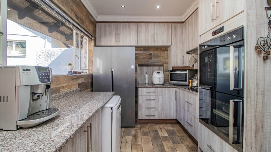 5 Bedroom Property for Sale in Glen Marais Gauteng