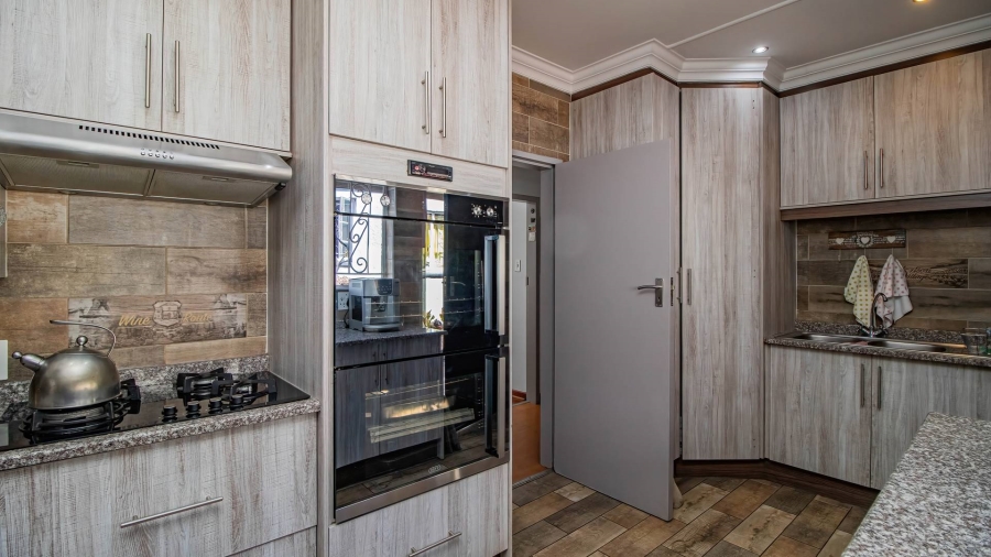 5 Bedroom Property for Sale in Glen Marais Gauteng