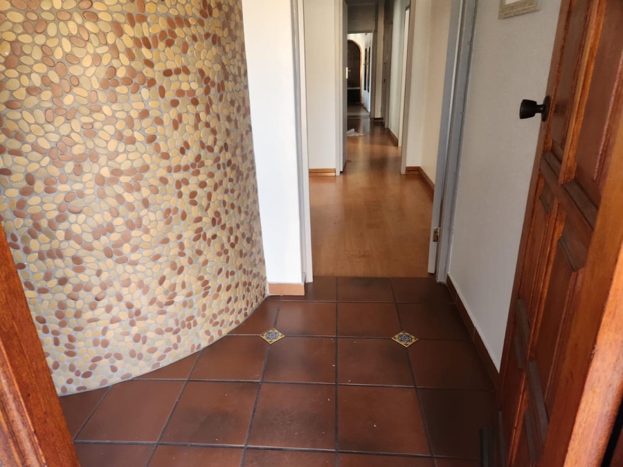 5 Bedroom Property for Sale in Glen Marais Gauteng