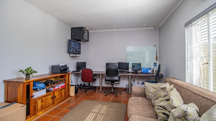 5 Bedroom Property for Sale in Glen Marais Gauteng