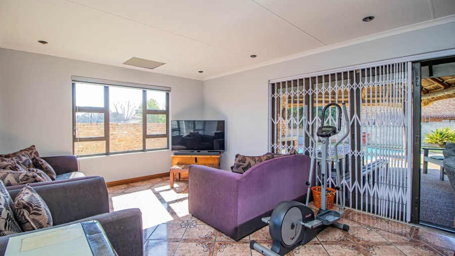5 Bedroom Property for Sale in Glen Marais Gauteng