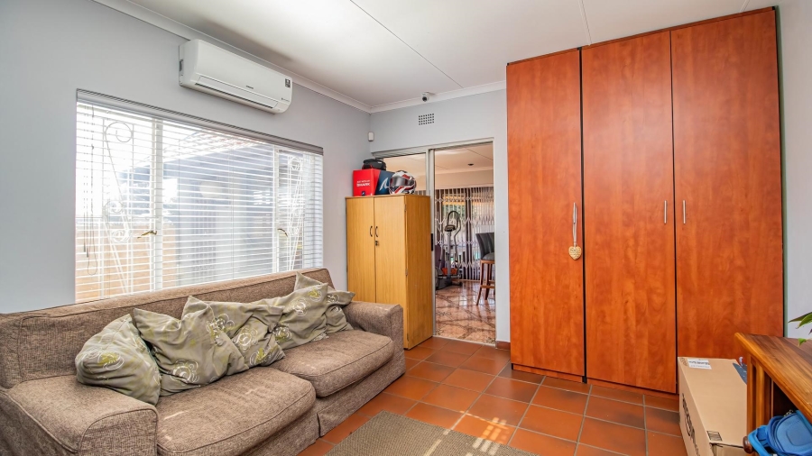 5 Bedroom Property for Sale in Glen Marais Gauteng