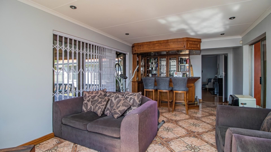5 Bedroom Property for Sale in Glen Marais Gauteng
