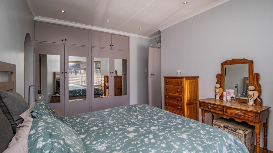 5 Bedroom Property for Sale in Glen Marais Gauteng