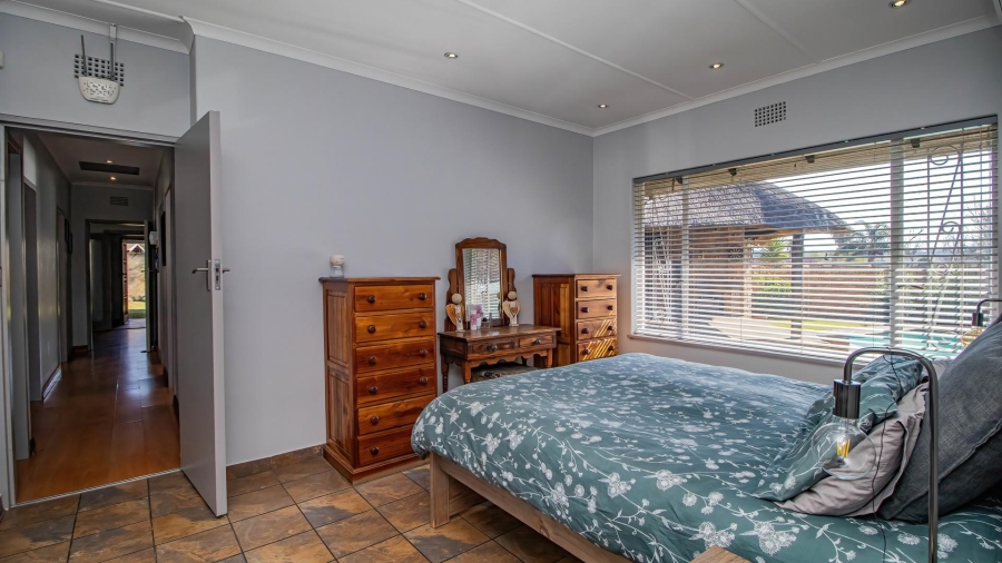 5 Bedroom Property for Sale in Glen Marais Gauteng
