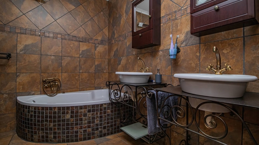 5 Bedroom Property for Sale in Glen Marais Gauteng