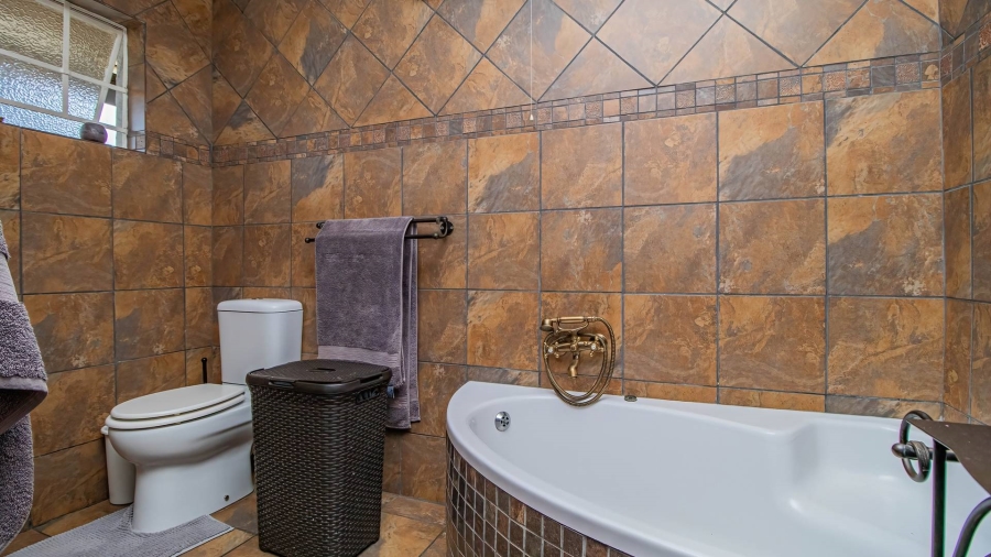 5 Bedroom Property for Sale in Glen Marais Gauteng