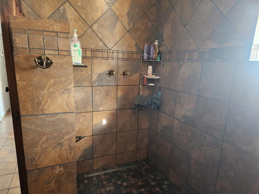 5 Bedroom Property for Sale in Glen Marais Gauteng