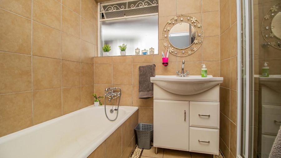 5 Bedroom Property for Sale in Glen Marais Gauteng