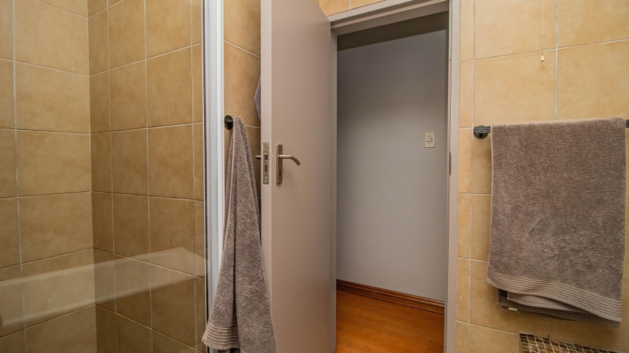 5 Bedroom Property for Sale in Glen Marais Gauteng