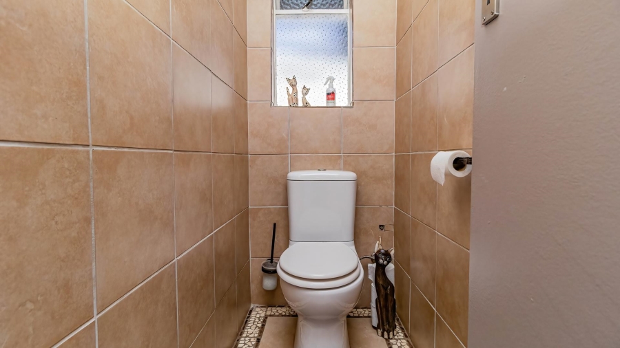 5 Bedroom Property for Sale in Glen Marais Gauteng