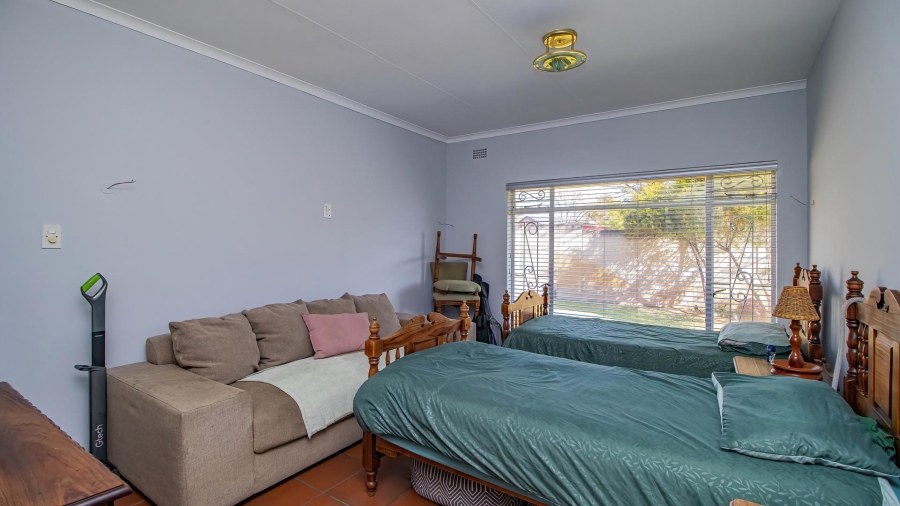 5 Bedroom Property for Sale in Glen Marais Gauteng