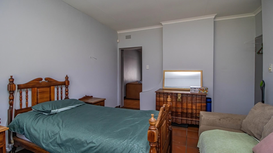 5 Bedroom Property for Sale in Glen Marais Gauteng