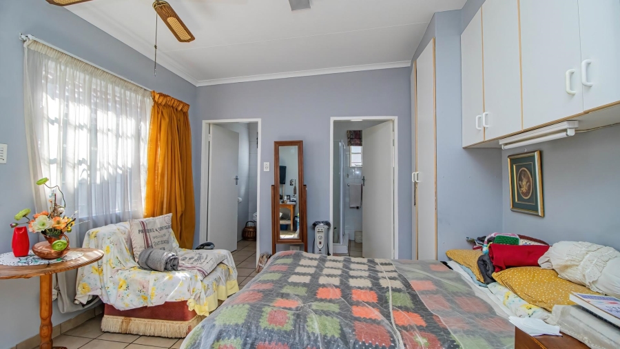5 Bedroom Property for Sale in Glen Marais Gauteng